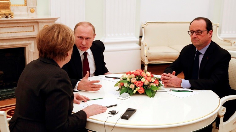 الرئيس الروسي فلاديمير بوتين والمستشارة الألمانية انجيلا ميركل والرئيس الفرنسي فرانسوا هولاند
